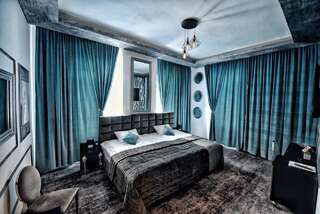 Отель Hotel Bellavista Deta Deta Номер с кроватью размера "king-size" и гидромассажной ванной-1