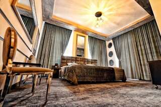 Отель Hotel Bellavista Deta Deta Номер с кроватью размера "king-size" и гидромассажной ванной-7